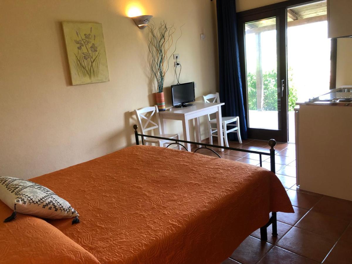 Agriturismo Campesi Casale Tra Le Vigne 아글리엔투 외부 사진
